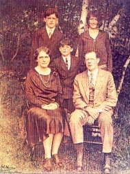 [ Ernest Carl Edmands with his family, 1928 ]